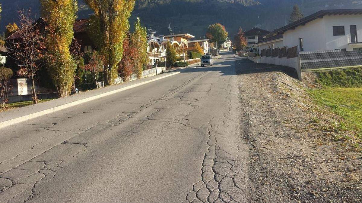 Keine Visitenkarte. Straße voller Risse und Unebenheiten 