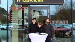 Abbas Rahmansetayeh mit seiner Frau Sabine Wirtz und seiner Tochter Lorena Wirtz vor dem neuen Geschäft