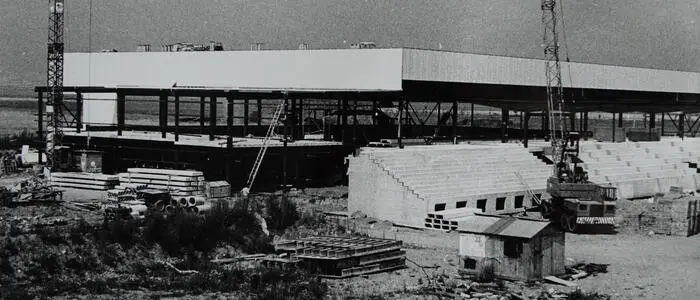 Die Halle steht, vorne das spätere Fußballfeld