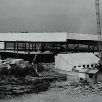 Die Halle steht, vorne das spätere Fußballfeld