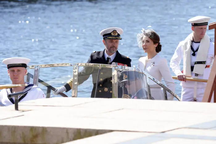 König Frederik und seine Mary kamen mit dem Boot im Hafen an