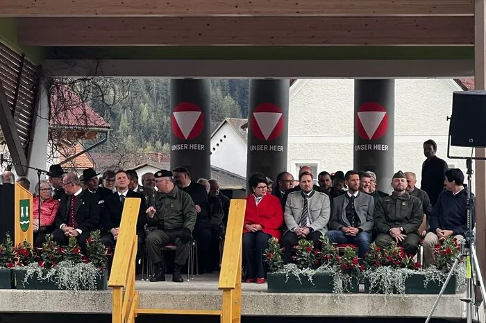 Ehrengäste aus Politik, Kirche und Militär nahmen auf der Bühne Platz.