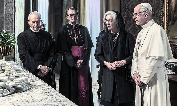 Aldo Moros Ehefrau Eleonora Chiavarelli (Margherita Buy, 2. vorn rechts) und Papst Paul VI (Toni Servillo, rechts) bangen um das Leben des Politikers