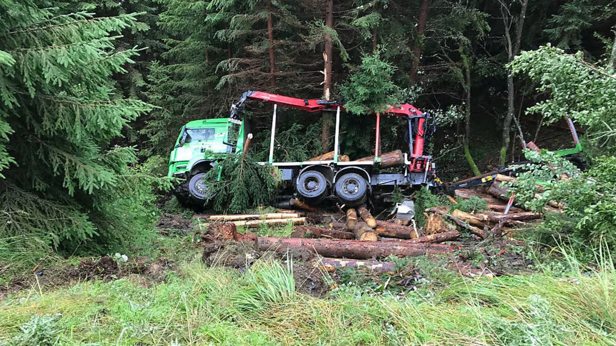 Der Lkw-Zug blieb zwischen den Bäumen hängen