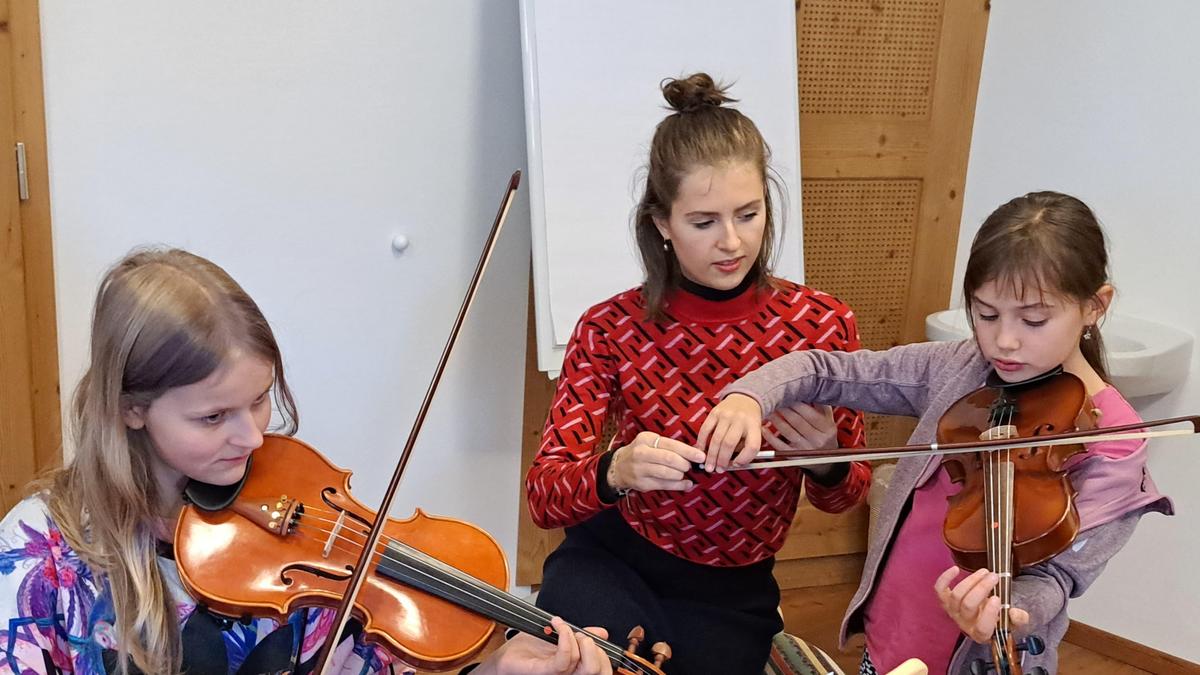  Magdalena Waldauf gab bei einem Seminar in der Volksmusikakademie im Lesachtal ihre Erfahrungen an die jungen Talente weiter