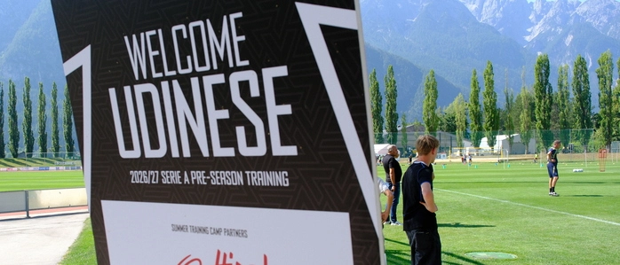Ein Schild heißt die Fußballer von Udinese Calcio in Lienz willkommen