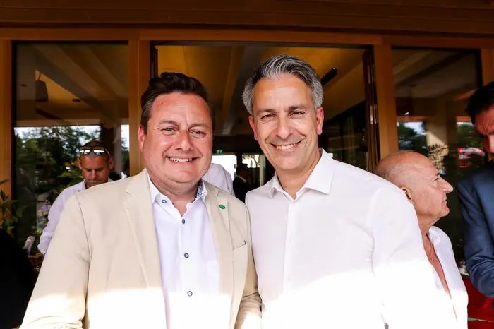 Kurt Egger und Kurt Hohensinner genießen die Eröffnung.