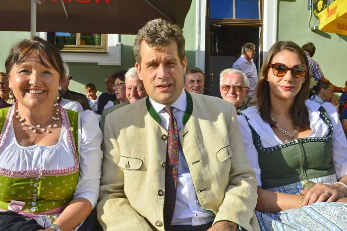 Johannes "Aki" Schwarzenberg mit seiner Frau Francesca Riario-Sforza und der Zweiten Landtagspräsidentin Manuela Khom (links)