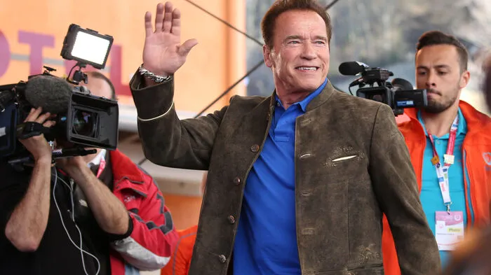 ... Und auf einmal war er da: Arnold Schwarzenegger ehrte am Donnerstagnachmittag die Special-Olympics-Athleten auf der Bühne des Schladminger Wetzlarer Platzes.