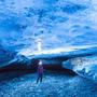 Tourist in einer der natürlichen Eishöhlen im Breiðamerkurjökull (Sujetbild)