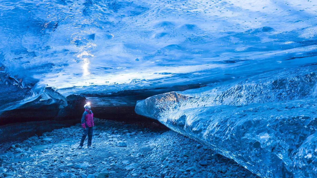 Tourist in einer der natürlichen Eishöhlen im Breiðamerkurjökull (Sujetbild)