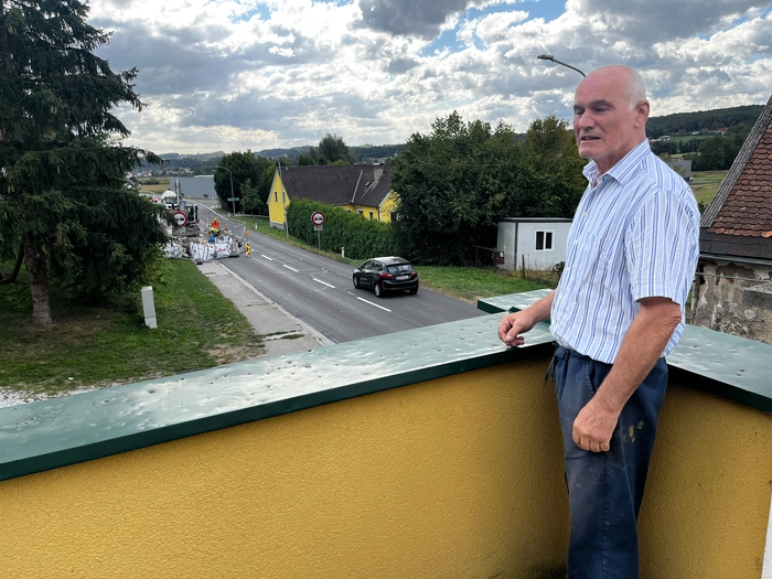 Anrainer Peter Karner hörte den Einschlag des Autos in das Mehrparteienhaus