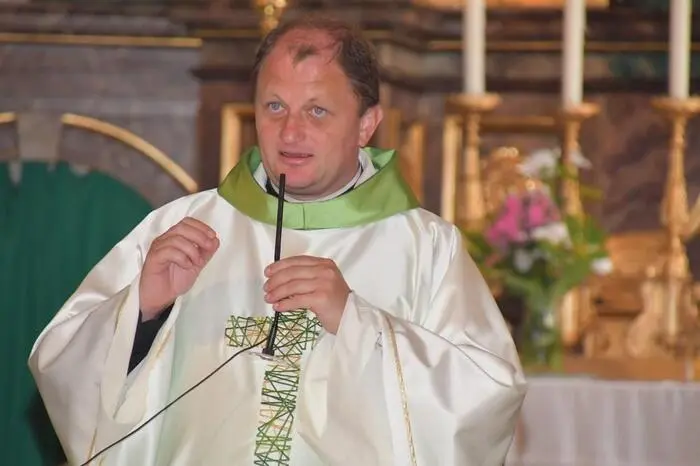 Bereits am Vormittag wurde das Festprogramm mit einem gemeinsamen Gottesdienst in der Pfarrkirche eröffnet. Pfarrer Ciprian Sascau und Diakon Rupert Unterkofler feierten mit den Jugendlichen die Heilige Messe.