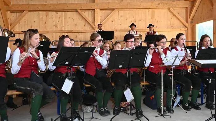 Nach dem Erntedankumzug mit anschließender Feldmesse spielte die Stadtkapelle Friesach beim Frühschoppen.