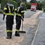Die FF Voitsberg musste das Speiseöl von der Fahrbahn entfernen