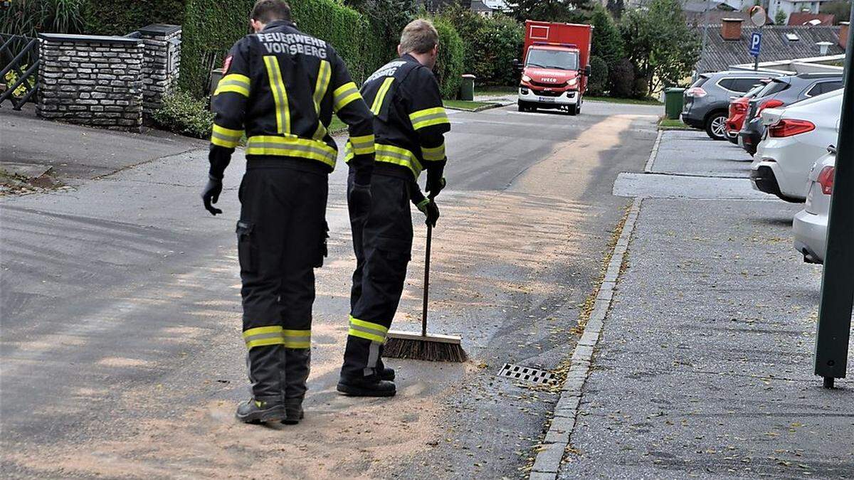 Die FF Voitsberg musste das Speiseöl von der Fahrbahn entfernen