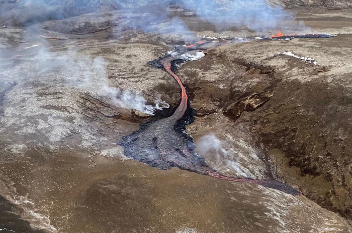 Daraus entstand bis zum Dienstag ein Hunderte Meter langer Lavafluss, der in der nächtlichen Dunkelheit ebenso grell leuchtete wie ein aus ihm entstandenes Lavafeld im Tal Meradalir. 
