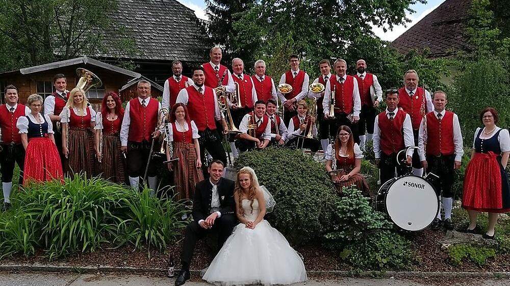 Trachtenkapelle Sirnitz gratulierte zur Hochzeit 