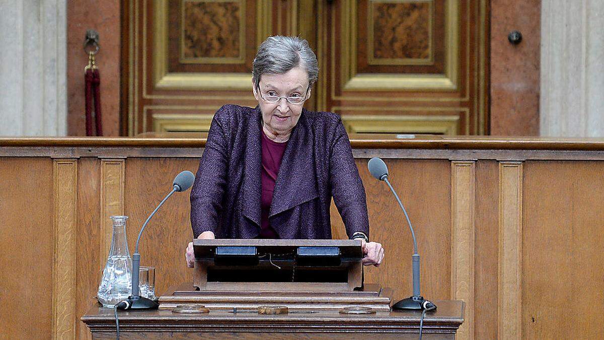 Christine Nöstlinger bei ihrer Gedenkrede bei der Veranstaltung "Gegen Gewalt und Rassismus im Gedenken an die NS-Opfer" im Parlament am 5. Mai