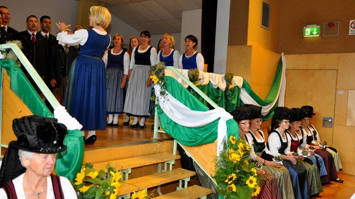 Anlässlich "20 Jahre Bänderhutfrauen" begrüßte Obfrau Barbara Knauder viele Vertreter von Trachtenvereinen, Brauchtumsgruppen, Obleute der örtlichen Vereine, Patinnen und Sponsoren.