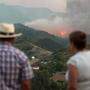 Bewohner blicken auf die Brände auf Gran Canaria