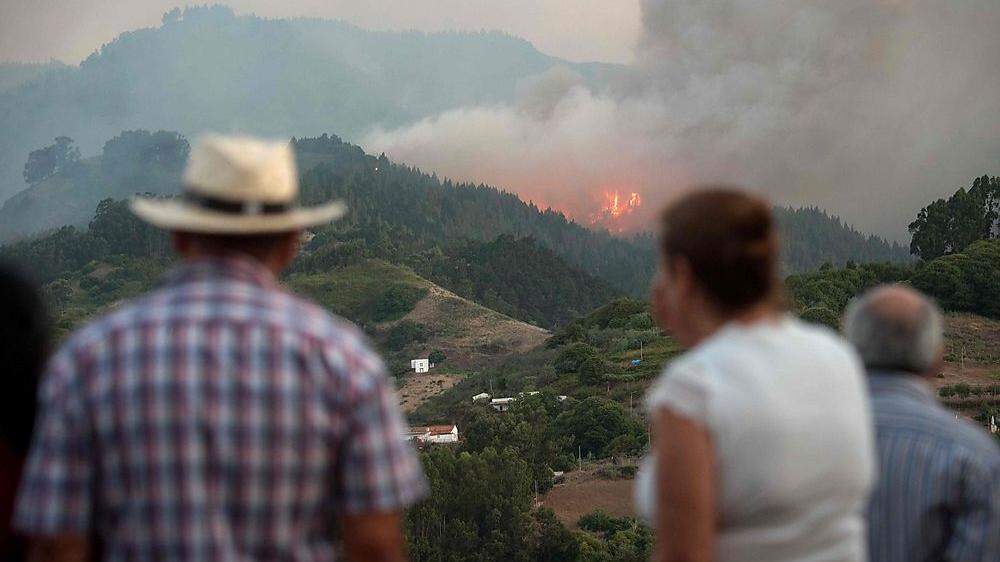 Bewohner blicken auf die Brände auf Gran Canaria