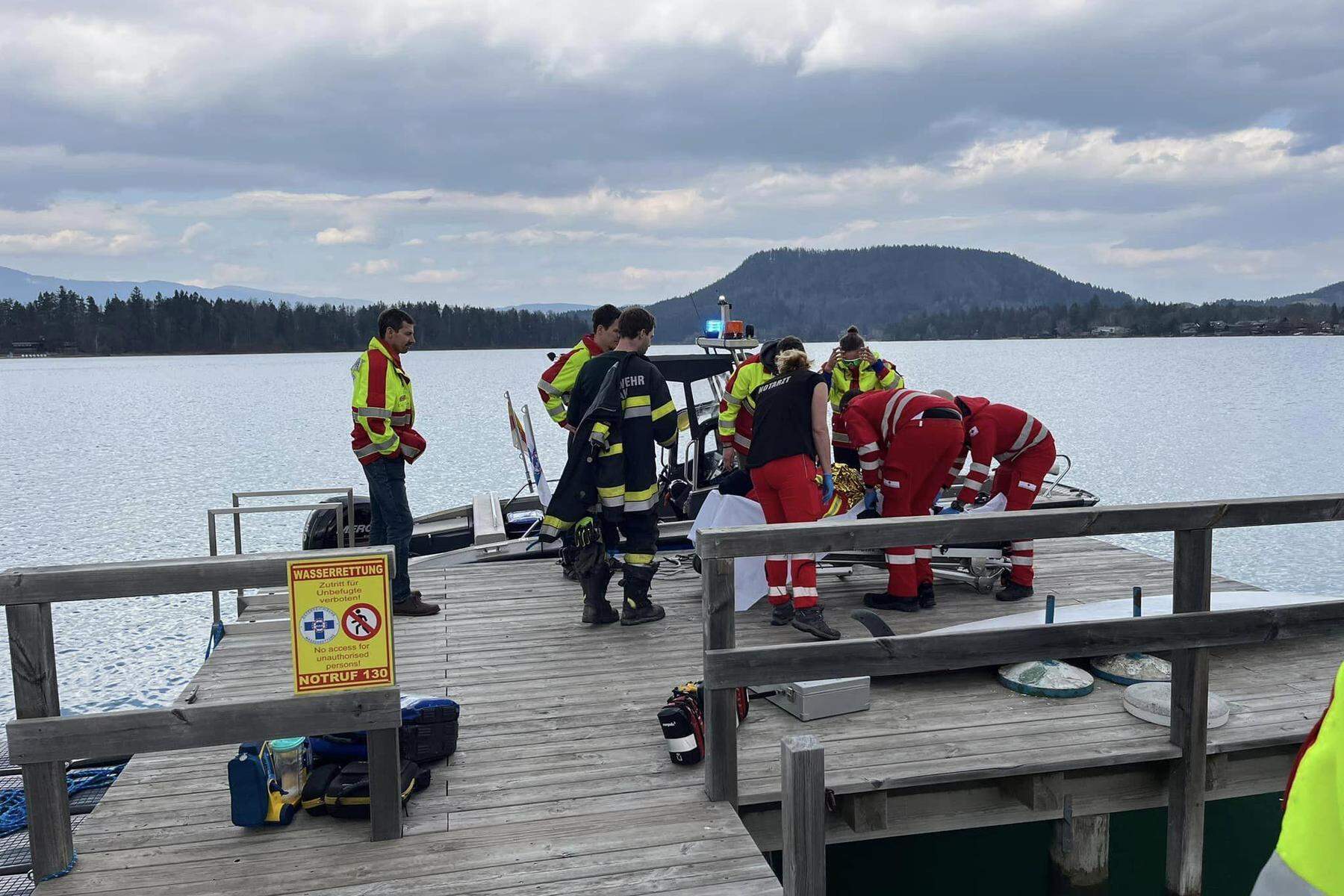 Acht Grad Wassertemperatur : Stark unterkühlte Stand-up-Paddlerin aus Faaker See gerettet 