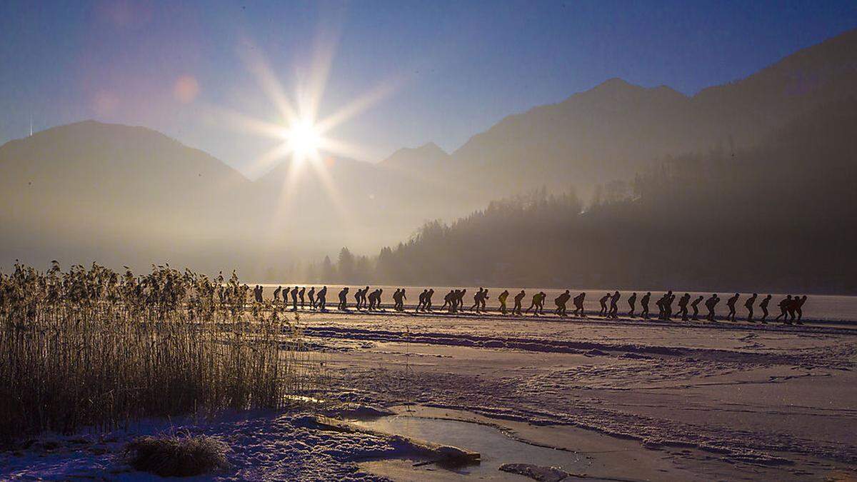 In der Dunkelheit starteten um 7 Uhr früh über 1500 Eisläufer der Dämmerung entgegen