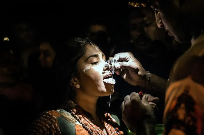 Mit einem Stahlspieß lässt sich diese hinduistische Gläubige während des jährlichen Hindu Thaipoosam Kavady Festivals in Mount Edgecombe in der Nähe von Durban in Südafrika piercen. 