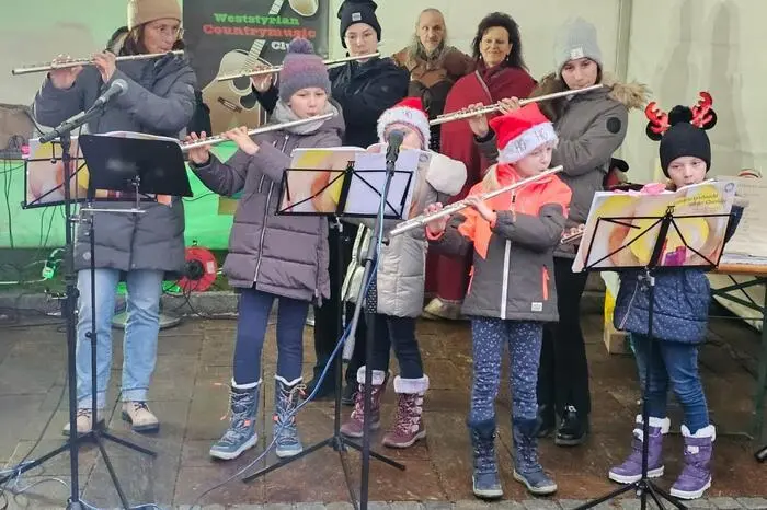 Neben einem Querflöten- und Trompetenensemble der Musikschule Bärnbach-Rosental sorgten das Kammerorchester Lipizzanerheimat, die Bergkapelle Rosental sowie der Weststyrian Countrymusic Club für eine stimmungsvolle musikalische Umrahmung des Marktes.