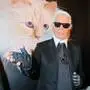 Karl Lagerfeld mit einem Bild seiner Choupette 