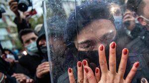In Istanbul protestierten am Wochenende zahlreiche Frauen gegen die von Präsident Erdoğan dekretierte Beschneidung ihrer Rechte 