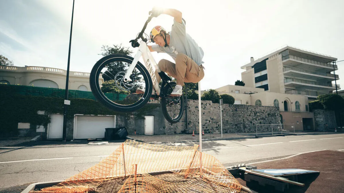 "Video Game" führt uns in eine alternative Realität, in der Fabio Wibmer als Hauptfigur seines neuen einzigartigen Films agiert und atemberaubende Bike-Action mit Gamification-Elementen kombiniert