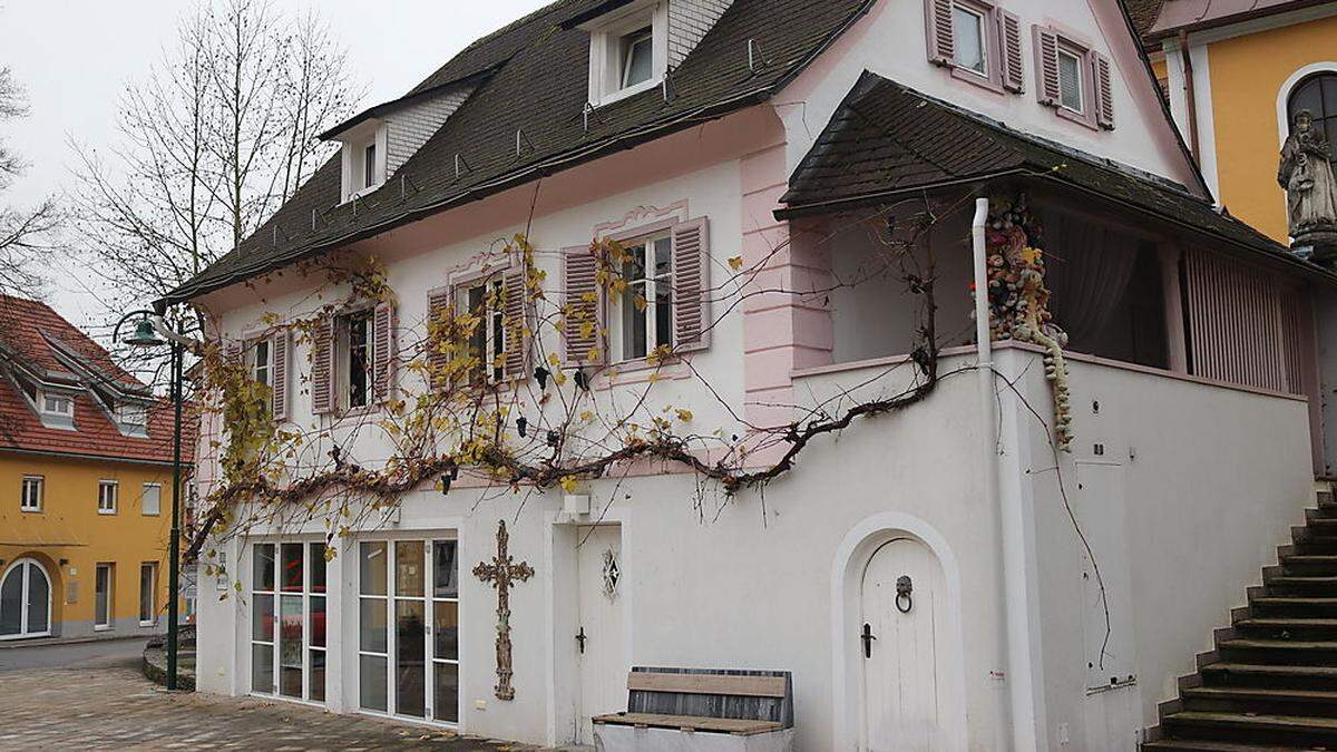 Im Obergeschoß im zweiten Fenster von links brach der Brand aus