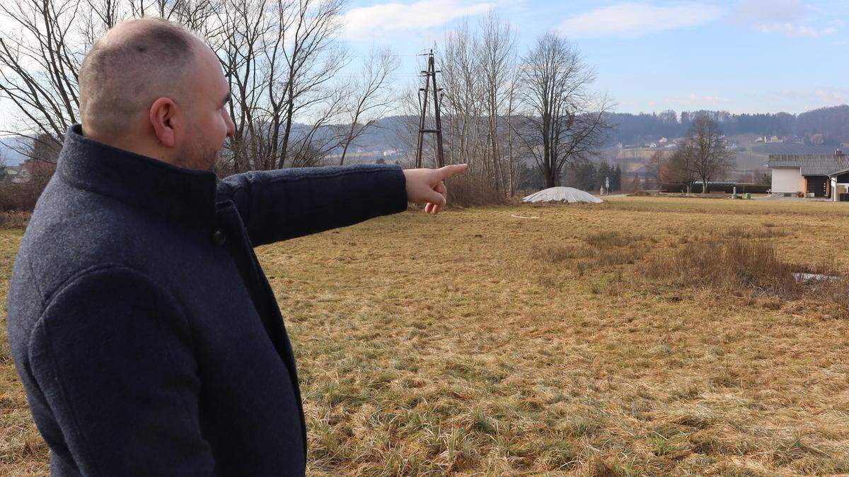 Priester Catalin Horvath auf dem Grundstück neben der B 64 in St. Ruprecht an der Raab