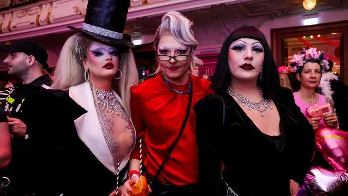 Klicken Sie sich durch die Fotos der pompösesten Outfits des Abends...