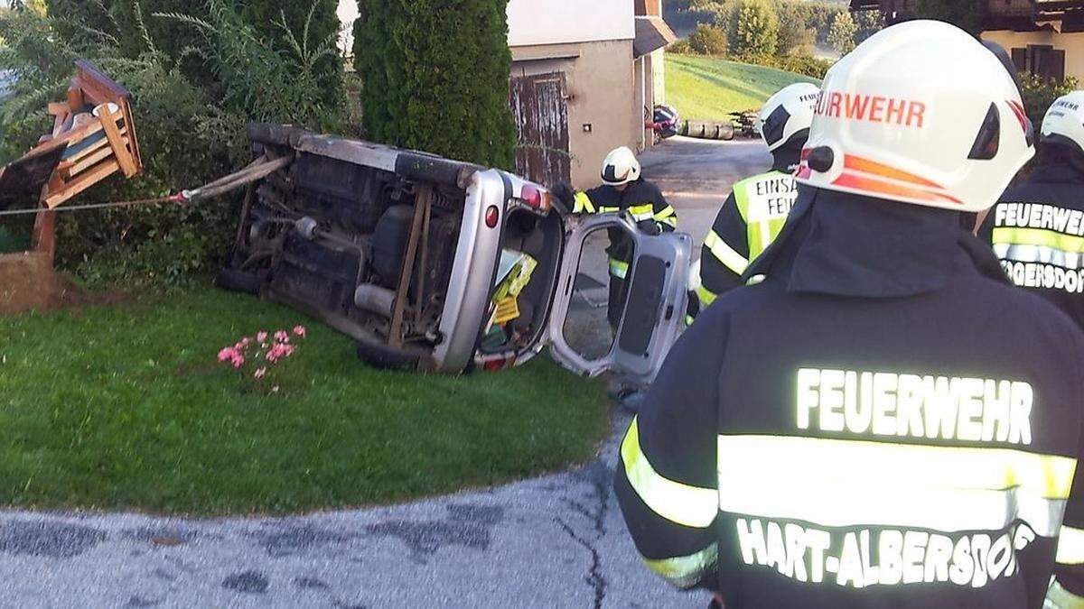 Das Auto kam seitlich zum Liegen