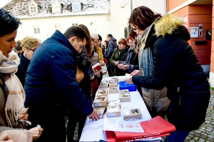 Organisiert von Bezirksbäuerin Michaela Mauerhofer aus Kaindorf wurden gemeinsam die Kekse in 400 Schachterln verpackt und am Sonntag am Kirchplatz verkauft. 