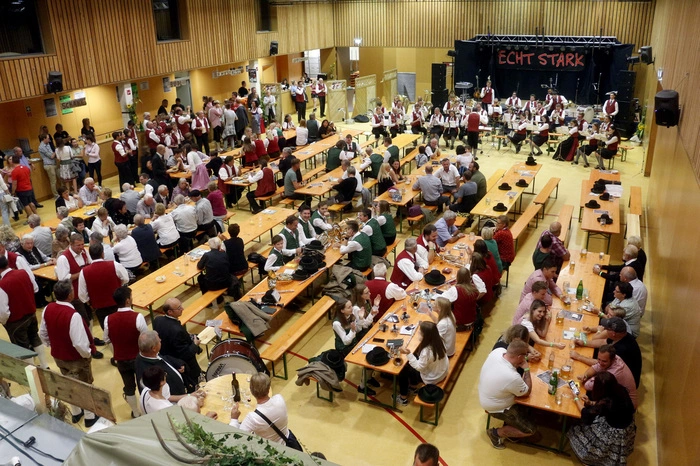 ...ins festlich geschmückte Veranstaltungszentrum.