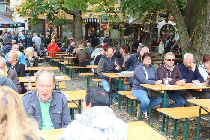 Bei diesem Flohmarkt gehen die Besucher nicht nur auf Schnäppchenjagd, sondern genießen auch das kulinarische Angebot des Bulldogwirtes, der für ein reichhaltiges regionales Spezialitätenangebot und eigene Weinsorten sorgte.