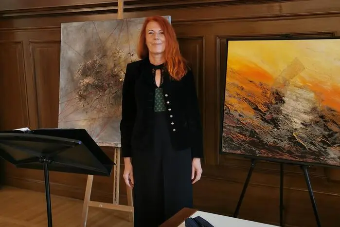Arnold las zudem ihre poetische Texte aus ihrer „Jubiläums-Symphonie“, begleitet von Gernot Muhrs Musik. Zahlreiche Gäste aus Kunst und Kultur zog es zu der Veranstaltung, unter anderem Johann Baumgartner, Kulturreferent des Grazer Steiermarkhofs, Gleisdorfs Kulturreferent Karl Bauer, Marketingmitarbeiterin Eva Lassnig oder Vizebürgermeister Johann Kalcher. 