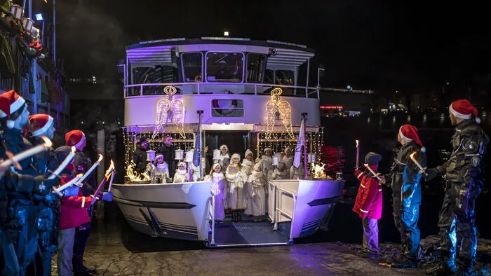 Kurz nach 17.30 Uhr legte Christkind Katharina Loipold samt Drauschiff am Ufer der Drauterrassen an