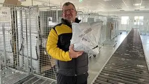 Günter auf seinem Arbeitsplatz: „Hier schupfe ich die Packerl“