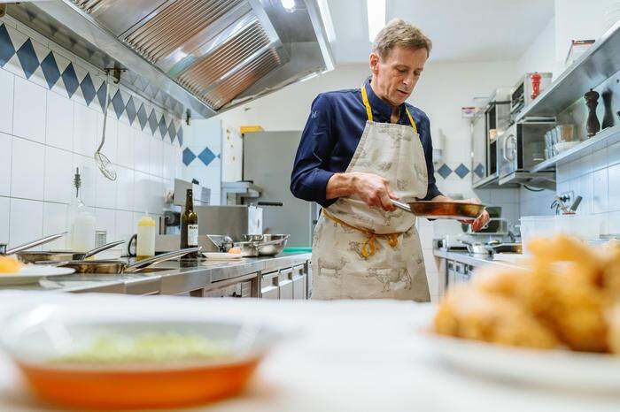 Die Morcheln werden von Gradwohl kurz in einer Pfanne angebraten und zu einer feinen Sauce weiterverarbeitet.