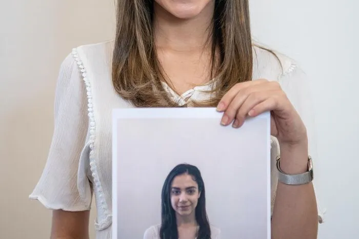 ... Laura, 19, Schülerin aus Graz, hat jetzt hellere Akzente in ihren dunklen langen Haaren ...