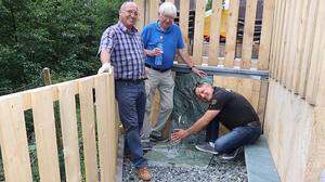 Rudolf Linder, Geologe Hans Zojer und Oliver Marktl beim öffentlichen Brunnen „Johannesquelle“