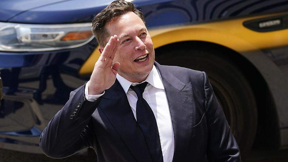 Musk erklärte, da er kein Gehalt oder Bonuszahlungen bekomme, seien Aktienverkäufe für ihn die einzige Möglichkeit, Steuern zu zahlen.