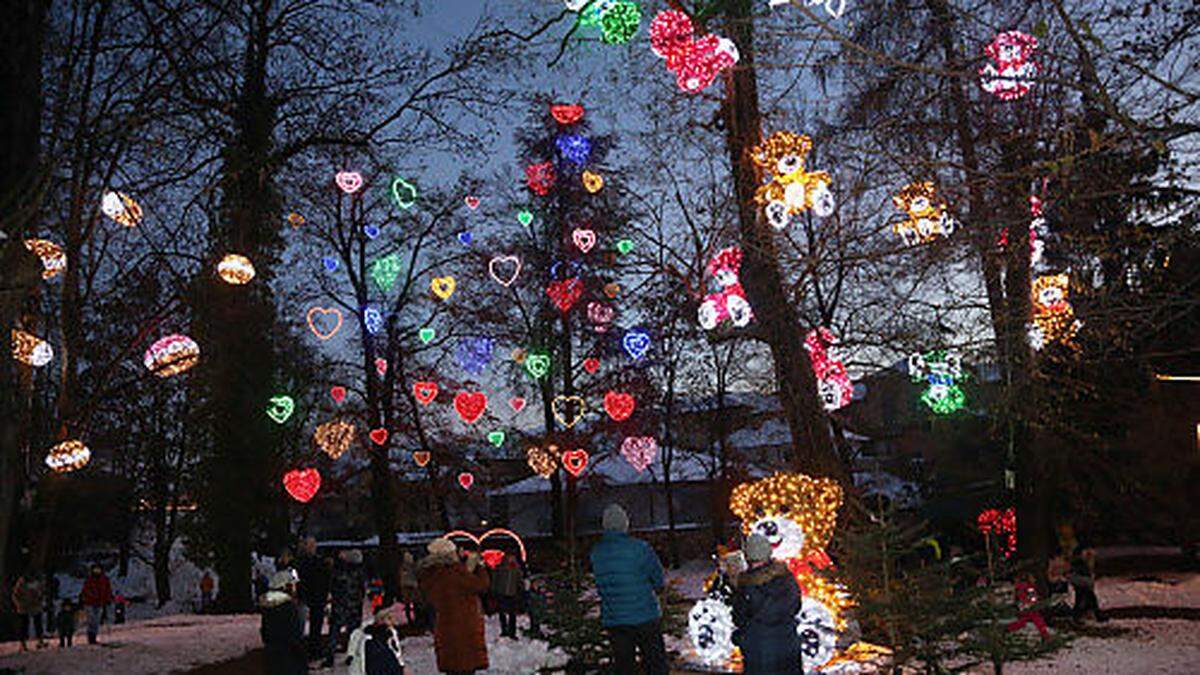 Am ersten Adventwochenende versetzt der ´Winter Wunder Wald´ im Park des ehemaligen Parkhotels Jung und Alt wieder in Staunen