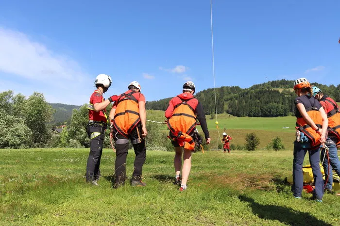 Der Flugretter ist angekommen – die Bergretter können starten.  