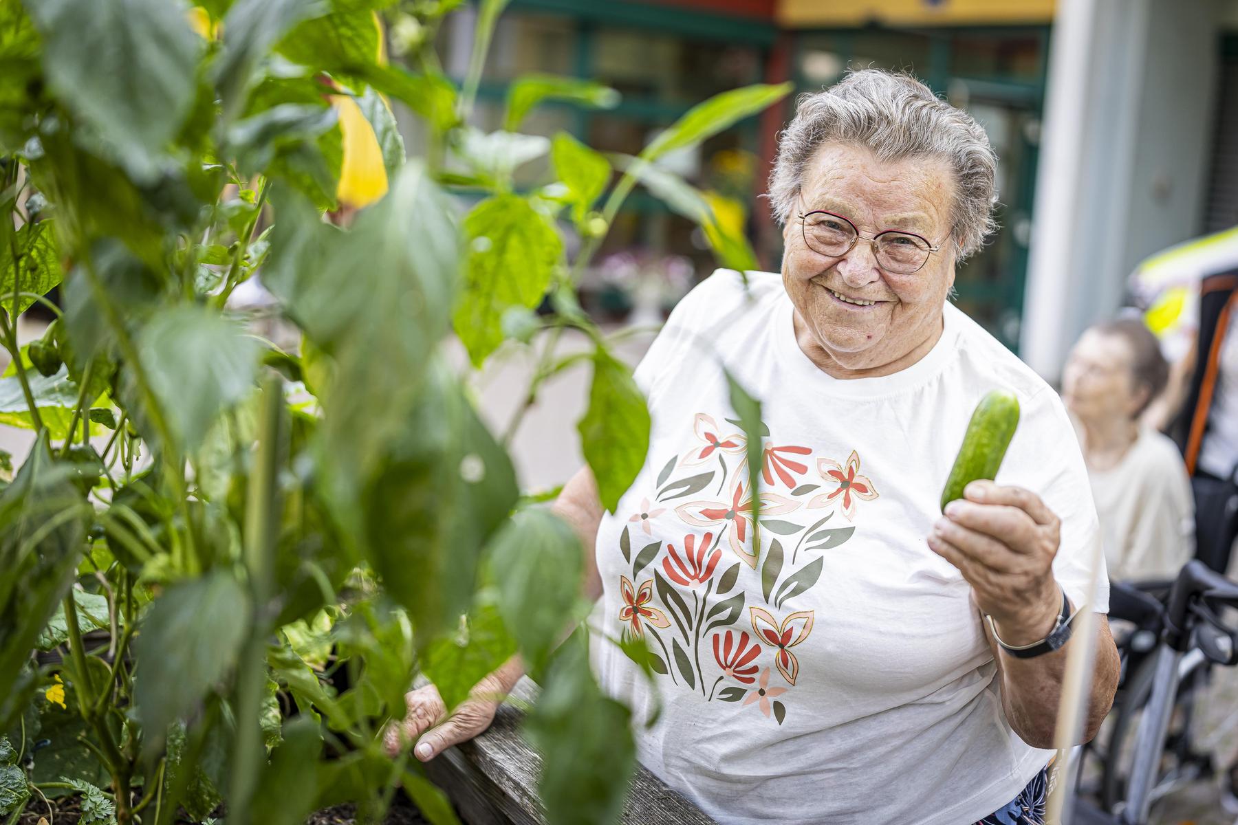 Mit Rollator und Gartenschlauch: Wie eine 85-jährige Kärntnerin ein Seniorenheim erblühen lässt